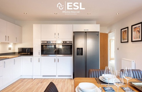 Uttoxeter House | Modern 4 Bedroom House with Kitchen & Perfect Review Score