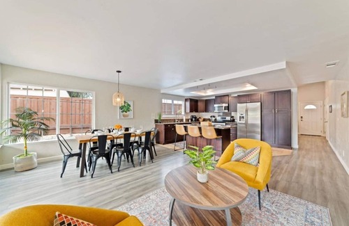 Citrus Heights House | Modern 4B2B Retreat with Pool and King Bed for Families