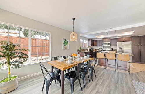 Citrus Heights House | Modern 4B2B Retreat with Pool and King Bed for Families