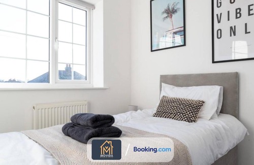 Chapeltown House | Modern 6-Bedroom House with Games Room - Guest Rated 10/10
