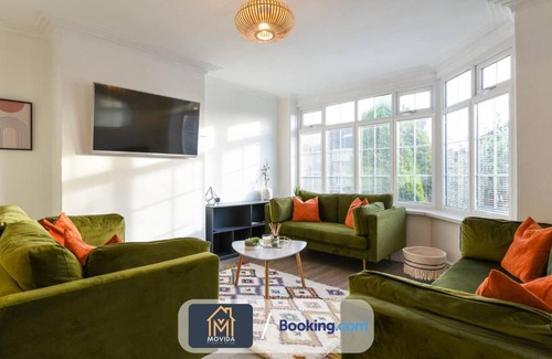 Chapeltown House | Modern 6-Bedroom House with Games Room - Guest Rated 10/10