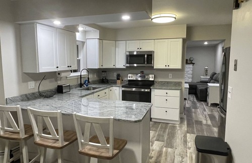 Brewer House | Modern Colonial Retreat: Sleeps 12, Ideal for Families