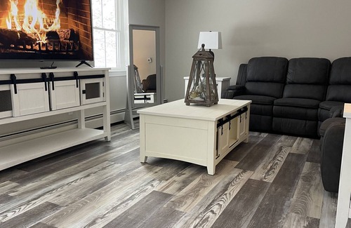 Brewer House | Modern Colonial Retreat: Sleeps 12, Ideal for Families