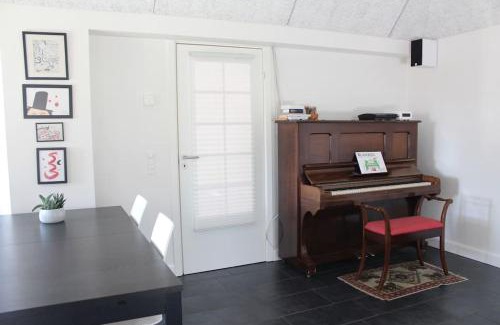 Tommerup House | Spacious Modern Family Room at Arnely - Rated 9/10!