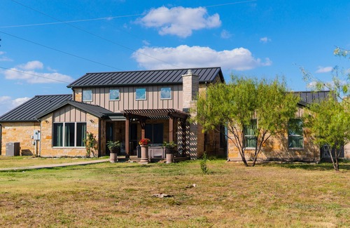 Alvarado Villa | Modern Home with Hot Tub & Theater in Alvarado - Rated 9.6