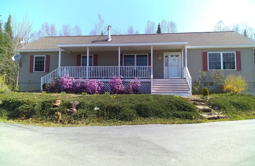 Errol House | Family-Friendly Modern Home with Pool and Breakfast Included