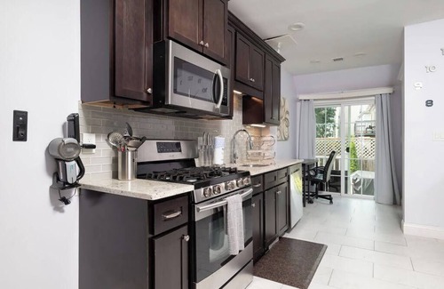 Everett Condo | Modern Duplex Home near Boston with Free Parking & Amenities