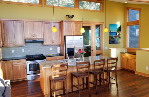 Happy Camp Hideaway House | Modern Oceanview Home with Hot Tub Just Steps from Beach