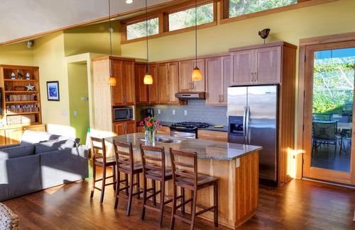 Happy Camp Hideaway House | Modern Oceanview Home with Hot Tub Just Steps from Beach