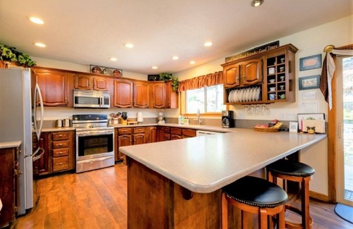 Klamath Falls Cabin | Inviting Mountain Cabin Retreat with Deck and Pet Access