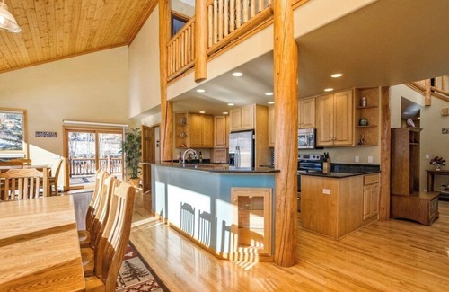 Estes Park House | Inviting Mountain Retreat with Hot Tub and Arcade Fun!