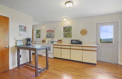 Tunkhannock Cabin | Mountain Retreat King Suite with Spa & Spectacular Views