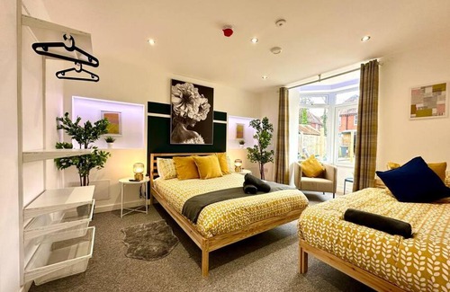 Winton House | Inviting 4-Bedroom House for Groups Near Bournemouth