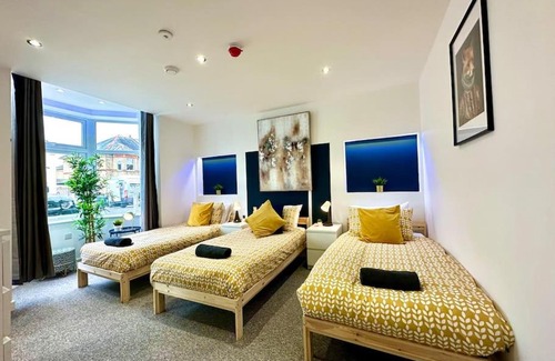 Winton House | Inviting 4-Bedroom House for Groups Near Bournemouth