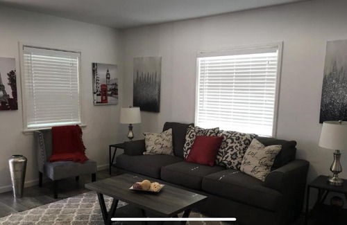 Sherman Oaks House | Spacious One Bedroom in the Heart of the City
