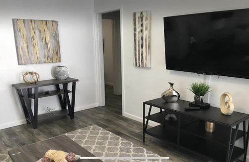 Sherman Oaks House | Spacious One Bedroom in the Heart of the City