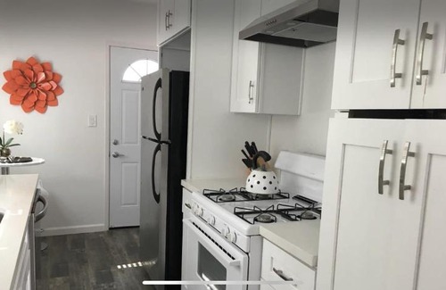 Sherman Oaks House | Spacious One Bedroom in the Heart of the City