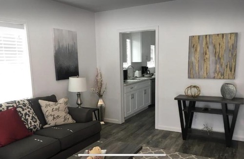 Sherman Oaks House | Spacious One Bedroom in the Heart of the City