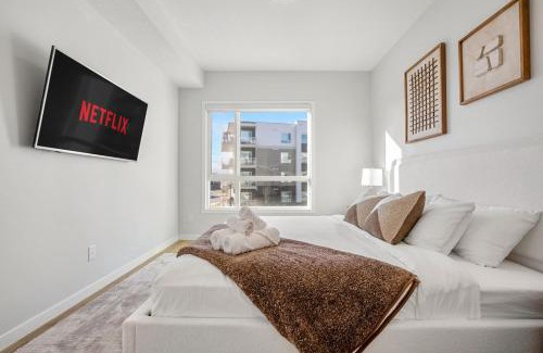 Southeast Calgary Apartment | Large Open Concept Luxury Apartment with AC, 70" Smart TV with Netflix, Free Underground Parking & More