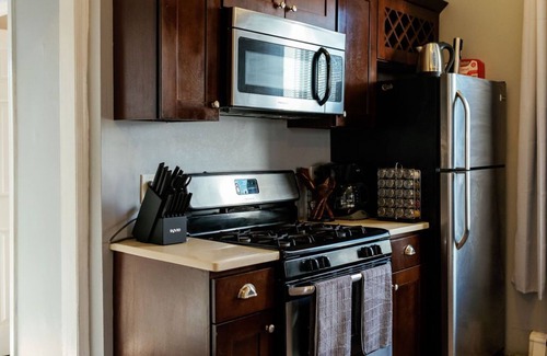 Mill River Apartment | Spacious One Bedroom with Kitchen in Wooster Square