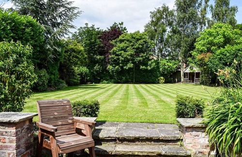 Ryther Cottage | Spacious Cottage in Conservation Village Near York - 9.8/10