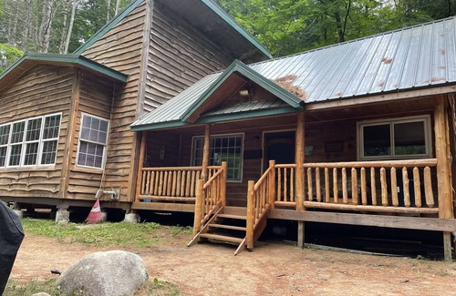 Glenfield House | Spacious Cabin Retreat: Guest Rated 9.8, Pet Friendly!