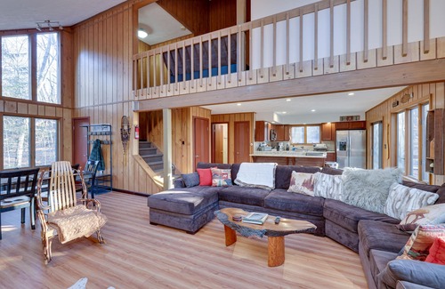 Gouldsboro House | Cozy Poconos Retreat: Pet-Friendly Home with Lake Access