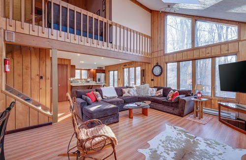 Gouldsboro House | Cozy Poconos Retreat: Pet-Friendly Home with Lake Access