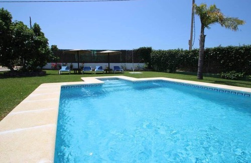 Campano House | Ideal Beachside Retreat with Pool & Cozy Fireplace