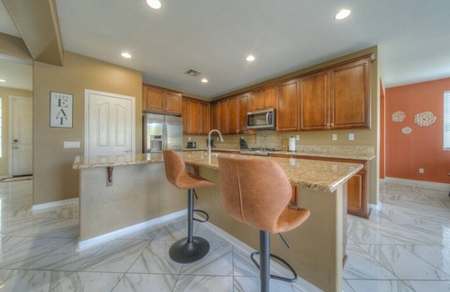 Eastvale House | Tranquil Oasis with Pool on a Quiet Cul-De-Sac