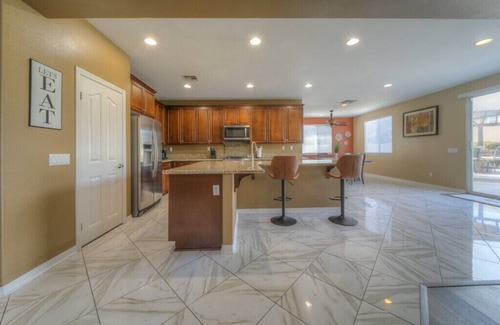 Eastvale House | Tranquil Oasis with Pool on a Quiet Cul-De-Sac