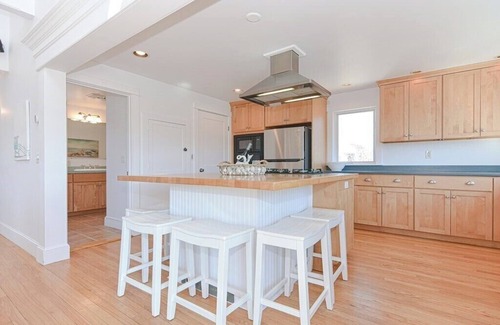 Adamsville House | Exceptional Ocean View Beach House with Pet-Friendly Amenities