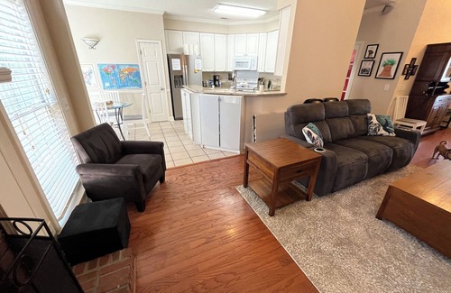 Pickwood House | Large private home near campus