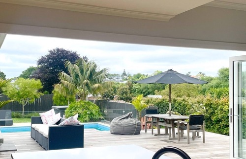Mount Albert House | Large private secure home, spa, off st parking, aircon, 5 kms to city,
