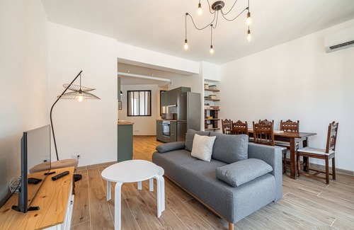 Liberation Apartment | Large & Quiet 1 Bdr Downtown