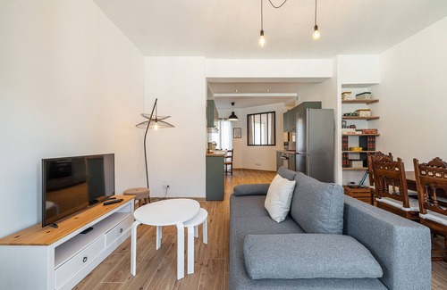 Liberation Apartment | Large & Quiet 1 Bdr Downtown