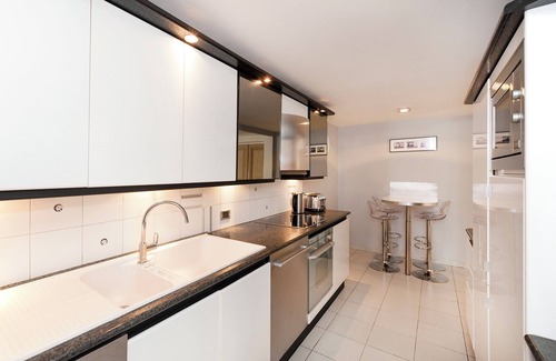 8th Arrondissement Apartment | Quiet 2 BD Retreat Near the Opera with Spa & Breakfast
