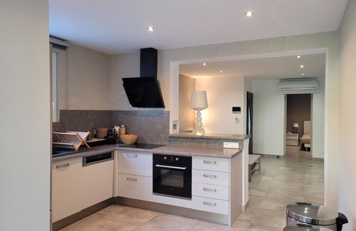 Saint-Jean-de-Vedas Villa | Tranquil Holiday Home with Pool & Beachside Relaxation