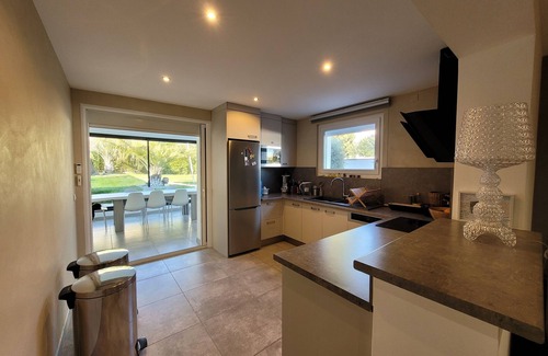 Saint-Jean-de-Vedas Villa | Tranquil Holiday Home with Pool & Beachside Relaxation