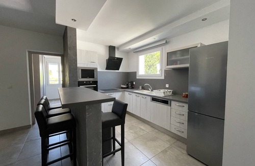 Saint-Jean-de-Vedas Villa | Tranquil Holiday Home with Pool & Beachside Relaxation