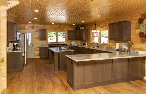 Halifax House | Spacious Retreat for Group Stays with Pool & Breakfast