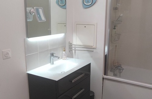 Le Kremlin-Bicetre Bed & Breakfast | Large room near metros 7 and 14