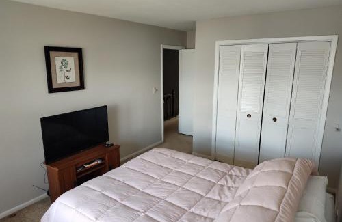Elk Grove Village House | Cozy Room with Balcony in Elk Grove's Private Home