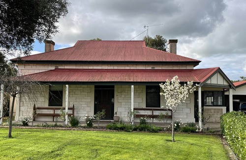 Naracoorte House | Comfortable Room in a Peaceful Home with Lake View