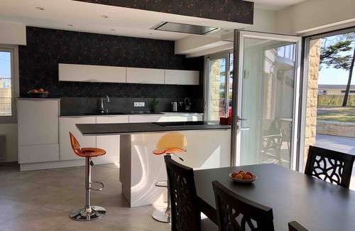 Le Tour-du-Parc Villa | Inviting Sea View Villa with Jacuzzi and Pool Amenities