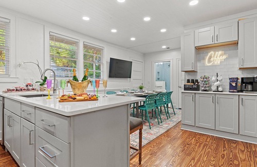 Savannah Beach House | Pink Pearl by the Sea: Beach House with Pool & Ocean View