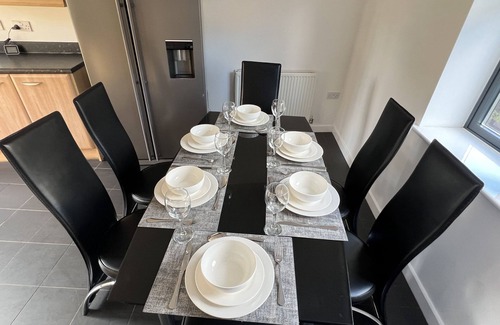 Newport Pagnell House | Comfortable 5-Bedroom Retreat with Family-Friendly Amenities