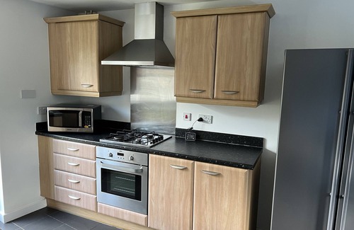 Newport Pagnell House | Comfortable 5-Bedroom Retreat with Family-Friendly Amenities