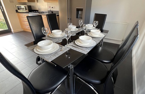 Newport Pagnell House | Comfortable 5-Bedroom Retreat with Family-Friendly Amenities