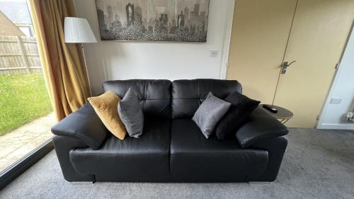 Newport Pagnell Apartment | Ideal Family Retreat: 5-Bedroom House Near Milton Keynes